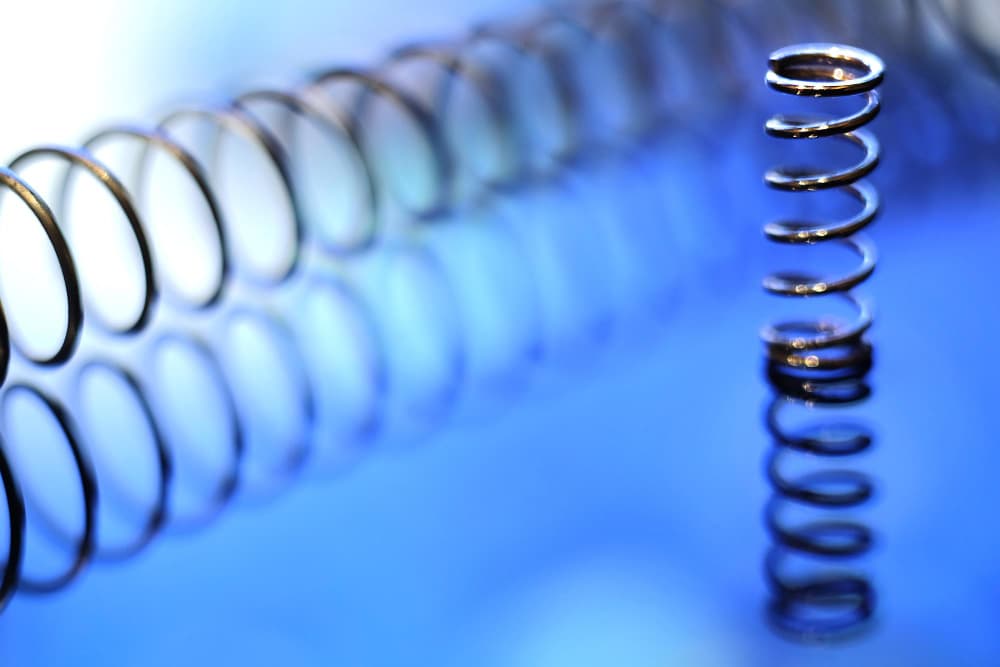 Por que as molas industriais certas reduzem custos?